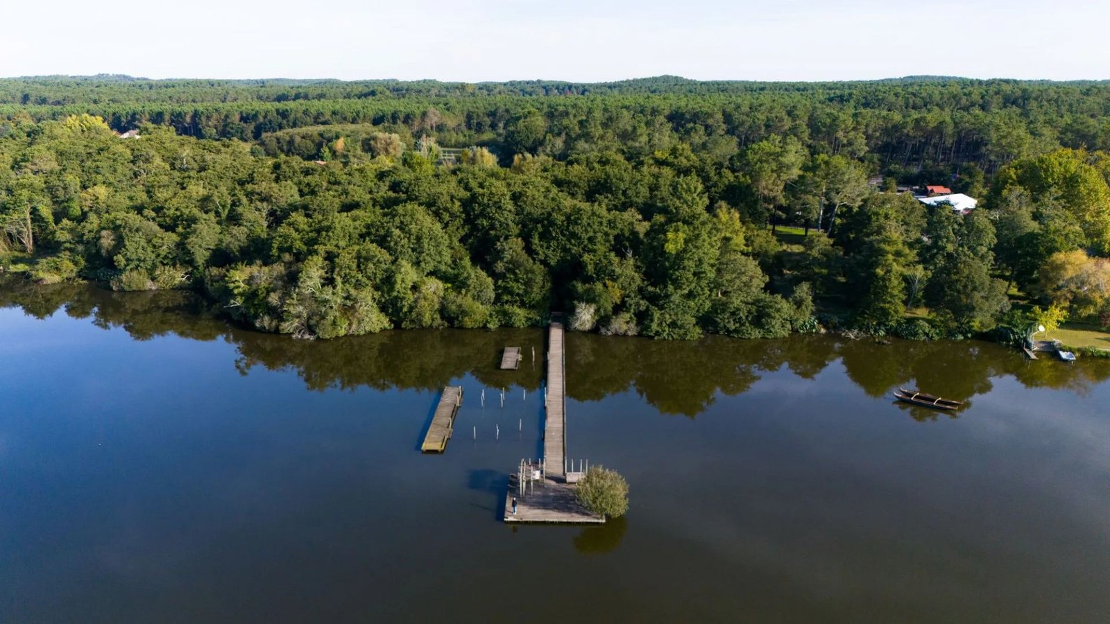 Le ponton d'Azur sur le lac de Soustons, vu du ciel