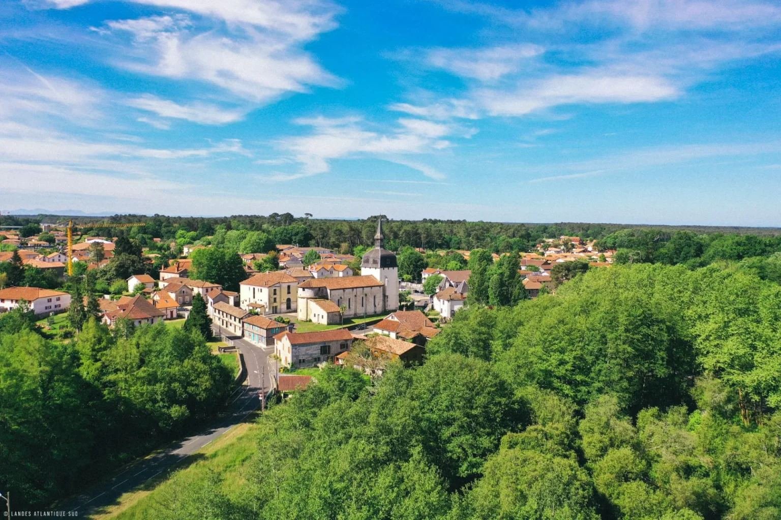 Le village de Magescq vu du ciel, entouré de la forêt landaise