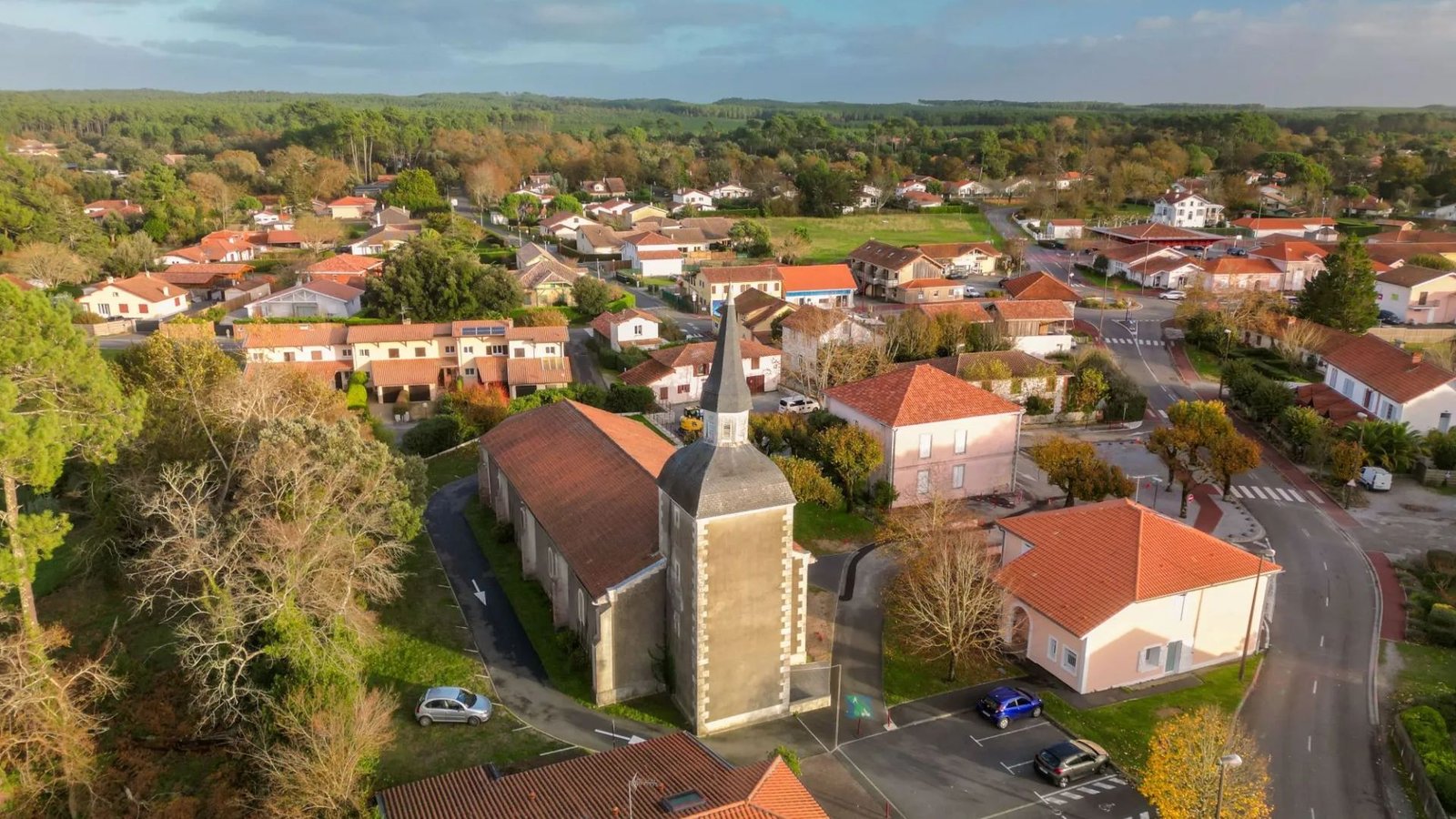 Le village de Messanges et son église vus du ciel