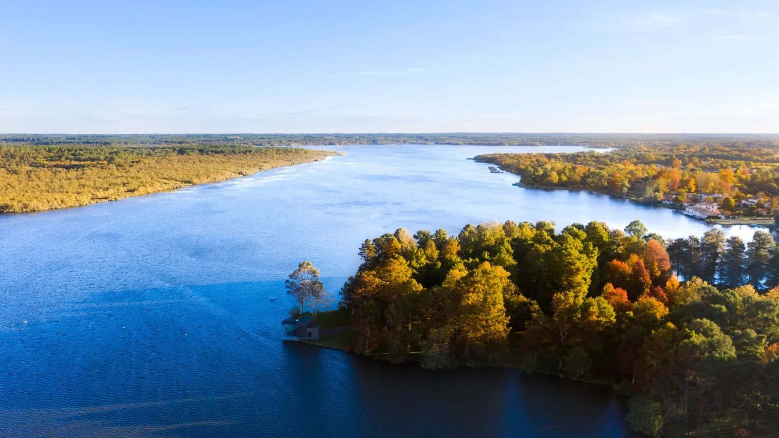 Le lac de Soustons vu du ciel, bordé de forêt